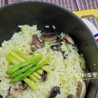 可能是香菇和顯示的文字是「 UB 2に 料理學習日記 호근 料理學習」的圖像