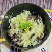 可能是香菇、北非小米飯、炒飯、豆腐和文字的圖像