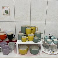 可能是咖啡杯、碗盤架和文字的圖像