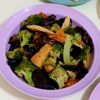 可能是豆腐、香菇和顯示的文字是「 STAUE SEAUE 」的圖像
