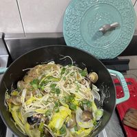 可能是義大利麵、麵和燉小牛膝的圖像