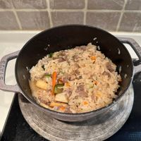 可能是豆腐、西班牙大鍋飯、炒飯和燉小牛膝的圖像