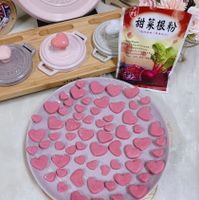 可能是紅心、草莓、蛋糕和文字的圖像