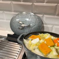 可能是豆腐、鬆餅機、麵和文字的圖像
