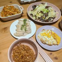 可能是麵、義大利麵、炒麵、拉麵和豆腐的圖像
