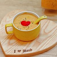 可能是咖啡、咖啡杯、紅心、木湯匙和顯示的文字是「 STADE I0 Staub 」的圖像