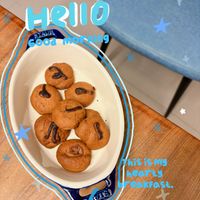 可能是椰子馬卡龍、燕麥餅乾、餅乾和顯示的文字是「 Hello STALE G00d morning mor ning 八人！ Л b. reakfast. Thisismy hearty 」的圖像