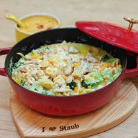可能是豆腐、義大利麵和顯示的文字是「 0 Staub 」的圖像