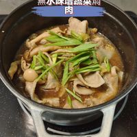 可能是拉麵、香菇、火鍋、豆腐和顯示的文字是「 SYAUD 無水味增蔬菜爛 肉 NA SAN vivo X70 Pro+ 0Pro+IZEISS ZEISS 2025/05/13 18:54 エ SSVIS 」的圖像
