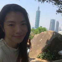 可能是 1 人、摩天大樓和香港太平山的圖像