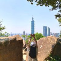 可能是 1 人、香港太平山和摩天大樓的圖像