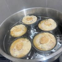 可能是肉餡餅、半圓形餡餅、肉桂捲、牧羊人派和蛋糕的圖像