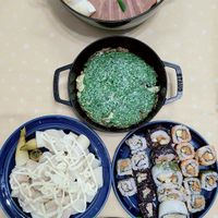 可能是拉麵、麵、火鍋和顯示的文字是「 Olive.CF Olive. S°DA 」的圖像