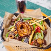 可能是炒麵、肉排和顯示的文字是「滷大腸頭 楊太太廚房烘焙筆記」的圖像
