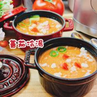 可能是豆腐、火鍋和顯示的文字是「 ZWILLING 蓄茄冷湯 UC STAUE STINDE ราสง 」的圖像