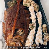 可能是壽司和顯示的文字是「 Reels マ 1 > Likes This is why you shouldn't take drugs 750 andrejcooksfish and rex. ex.goldsmith Л •The Next Episode COOKING EVERY FISH IN THE WORLD … Л 」的圖像