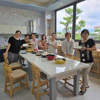 可能是 8 個人和室內的圖像