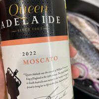 可能是顯示的文字是「 ADE DELAIDE IDE ...SINCE 2022 MOSCATO Willkam Vabra the consort "QQueen Adelaide Theaityo WillamNVaome Thecinolalo nAH King of England in the 9th century. her Thec honourendac honour in South Australia was named life on this thisfine, Australian proud to bring her to ol Ptn 」的圖像