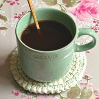可能是咖啡杯和花邊的圖像