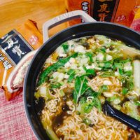 可能是拉麵、麵、炒麵和文字的圖像