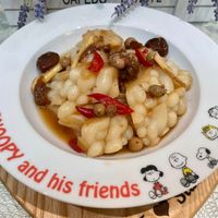 可能是甜點、龍眼和顯示的文字是「 Un 110C O aà SNOOPY and his friends 」的圖像