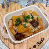 可能是豆腐、香菇和顯示的文字是「 HAUT HAUT A2W 2IA/ STAUS STAUB E E STAUB Staub 」的圖像