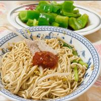 可能是拉麵、炒麵和文字的圖像