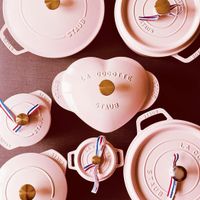 可能是‎顯示的文字是「 ‎รักเบล LAUE TAUB LA ההררה ADSAIS D90D9 Smvis STAUB STAUB ยก LA COCOTTE STAUR BOTIS STAJE STAUB EATLS STAUg SAALL STAUB STAUR L.A LAC C መ STAUS ST/AB SALL‎ 」‎的圖像