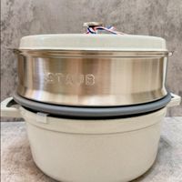 可能是慢燉鍋和顯示的文字是「 STAUB 」的圖像