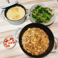 可能是豆腐、火鍋、炒麵、麵和顯示的文字是「 E SPAUD STAUB τυ S 」的圖像
