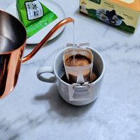 可能是泡茶器、茶、咖啡杯、咖啡機和文字的圖像