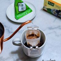 可能是茶、咖啡機、泡茶器、咖啡杯、矢車菊和文字的圖像