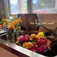 可能是千日紅和顯示的文字是「 #lacasaDellarosa# #la casa Della rosa# 」的圖像