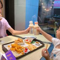 可能是 2 個人和文字的圖像