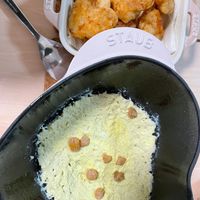 可能是牧羊人派、豆腐、炸丸子和顯示的文字是「 STAUB STAUB HoNils STAUB 」的圖像