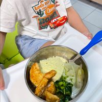 可能是 1 人、嬰兒、粥、豆腐和文字的圖像