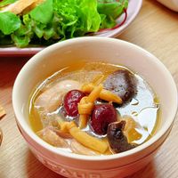 可能是麵、粥、香菇和文字的圖像