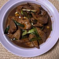 可能是快炒和顯示的文字是「 5-1 STAUB HAUS 蔥爆豬肝」的圖像