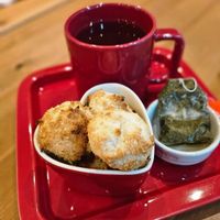 可能是茶、蛋糕和椰子馬卡龍的圖像