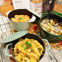 可能是‎西班牙大鍋飯、義大利麵和‎顯示的文字是「 ‎40 科香蝦仁飯 仁飯 ชา AUE Staub 2014 THEBARRE THEBARR ΟΥΑ HOYA TKo طلشد 8กา15 STAUE‎ 」‎‎ 的圖像