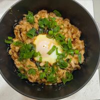 可能是粥、水波蛋、蛋黃、炒飯和顯示的文字是「公 ለም E e STAUB 」的圖像