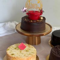 可能是婚禮蛋糕、戚風蛋糕和顯示的文字是「 HAPPY BIRTHDAY でう」的圖像