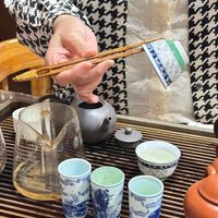 可能是 1 人和泡茶器的圖像