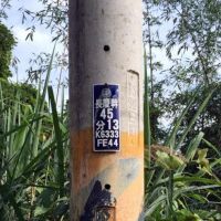 可能是停車計時器和顯示的文字是「長慶幹 45 分13 分 13 K6333 FE44 」的圖像