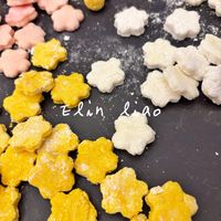 可能是蛋黃、甜點和顯示的文字是「 Elin liao Elinliao ao 」的圖像