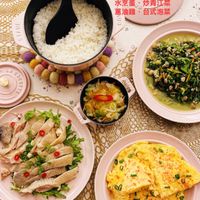 可能是炒麵、豆腐、歐姆蛋、炒飯和顯示的文字是「禮拜六晚餐時間～~ 水烹蛋、炒青江菜 水烹蛋： 炒青江菜 蔥油雞、 蔥油雞、台式泡菜 台式泡菜 ST/UB レン a GOGOTTS df 」的圖像