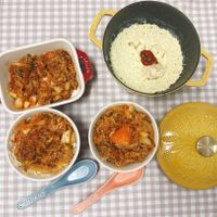 可能是印度香料飯、麵、牧羊人派、義大利麵、炒飯、豆腐、西班牙大鍋飯、北非小米飯和文字的圖像