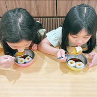可能是 2 個人、水果、甜點和龍眼的圖像