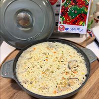 可能是牧羊人派和顯示的文字是「 STAUB 」的圖像