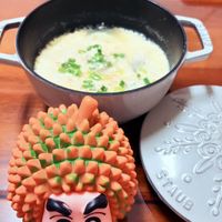 可能是粥和顯示的文字是「 Sriug STAUB 」的圖像